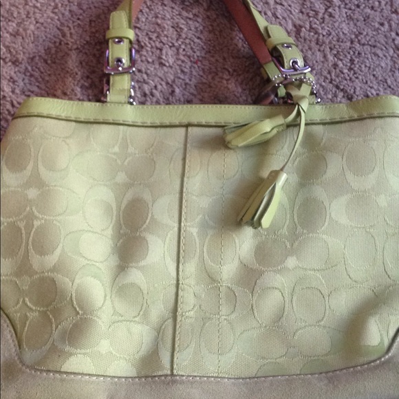 Pale green medium size coach purse - Picture 2 of 8
